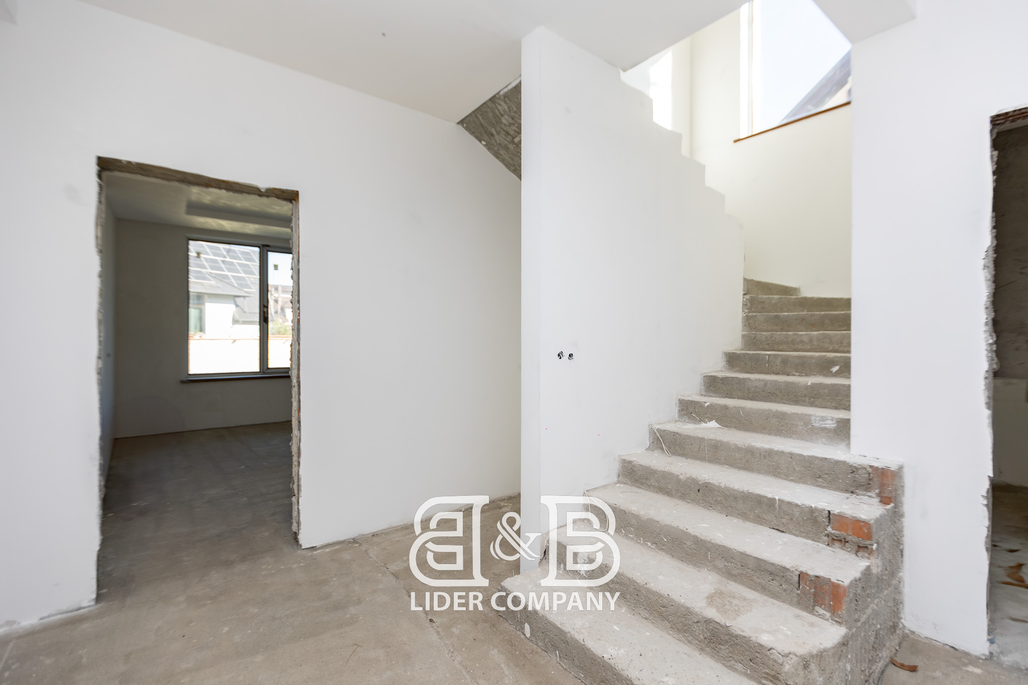 Casă Nouă de locuit  în 3 nivele –270 m²