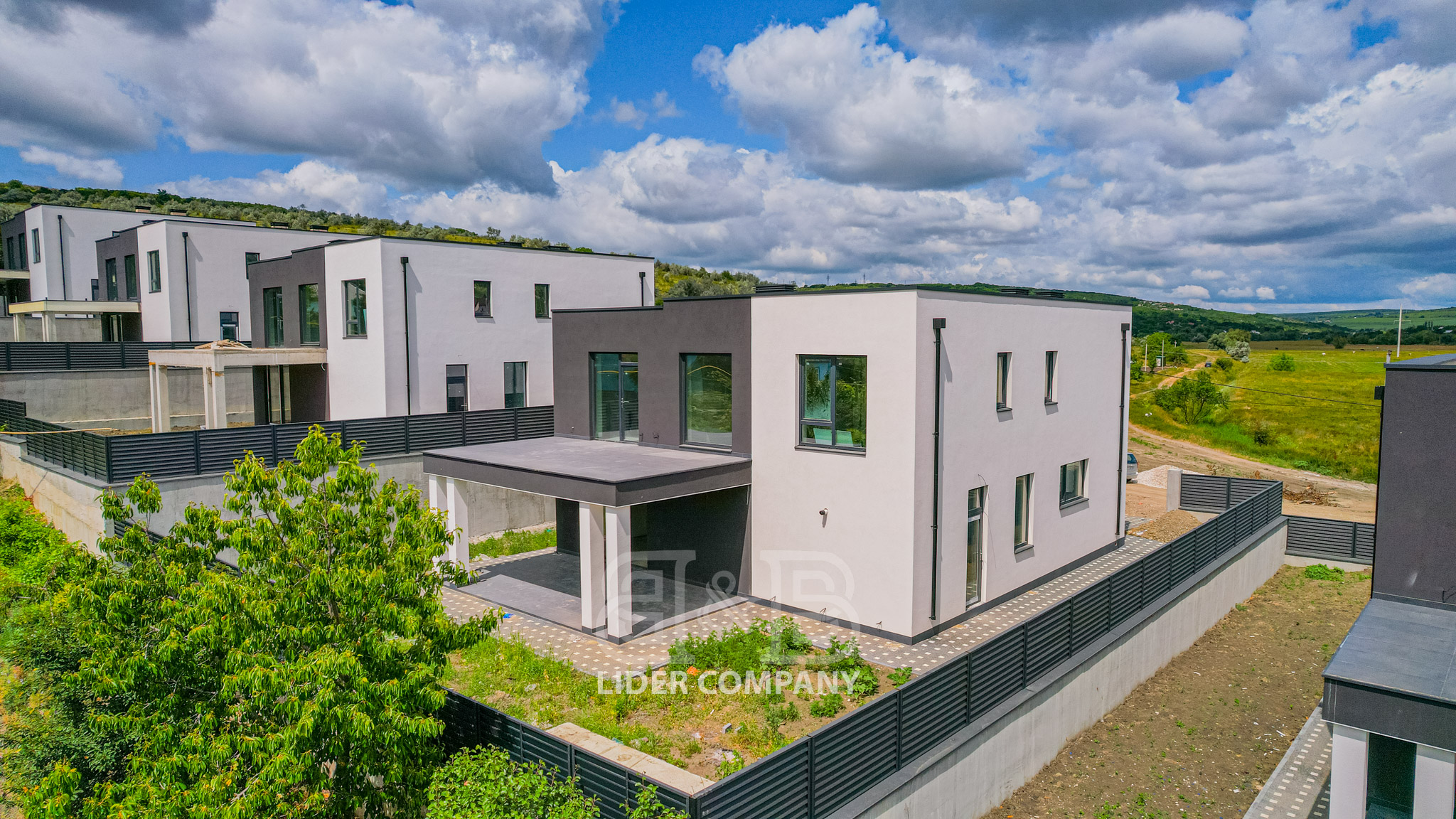 Spre vânzare o casă modernă cu design minimalist - Grătiești