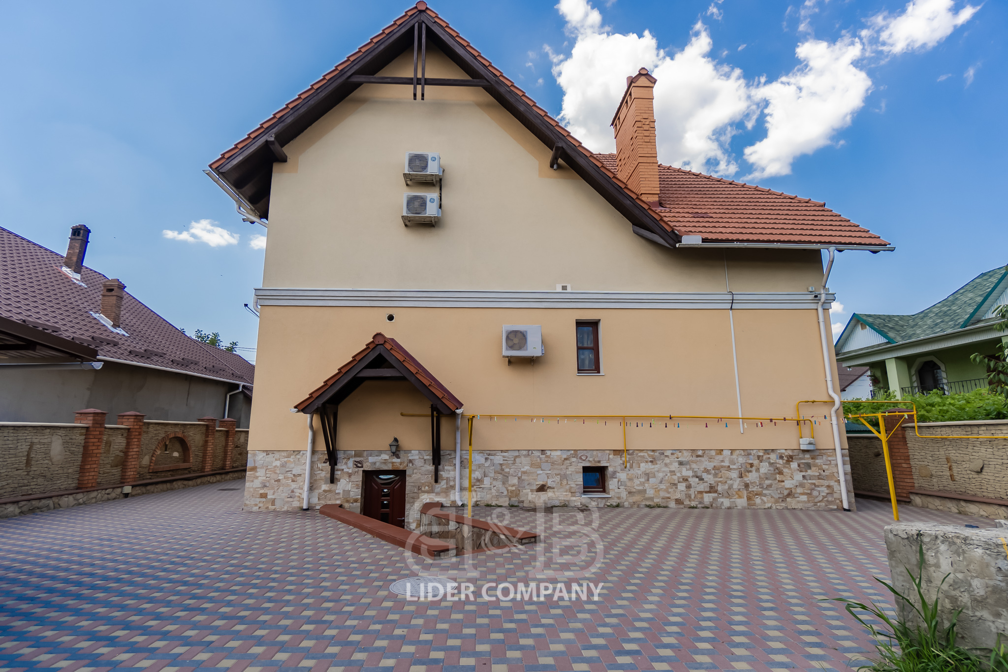 Casă în 4 nivele cu o suprafață de 480 m2 , Stăuceni