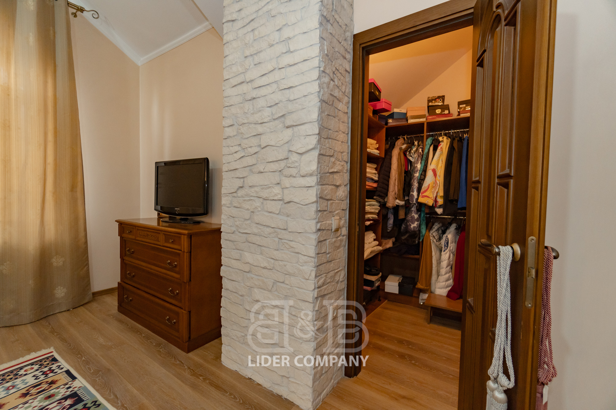 Casă gata de trai cu o suprafață de 220 m2 , Telecentru