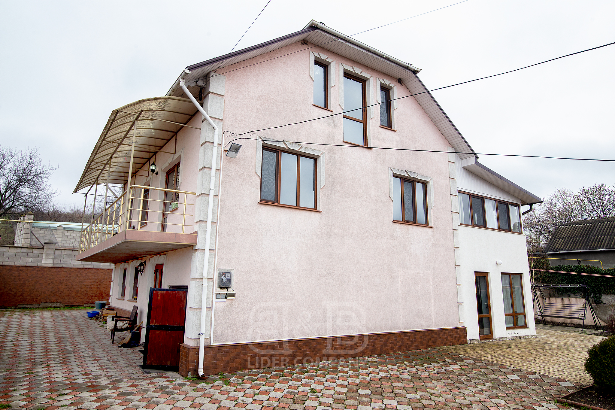 Casă la cheie 381 mp + teren 30 ari Băcioi , Străsteni