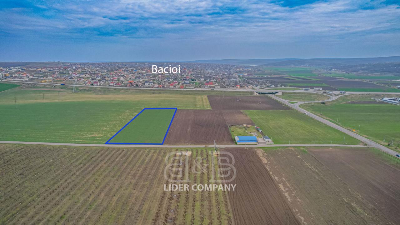 De vânzare teren agricol de 1 hectar în Bacioi